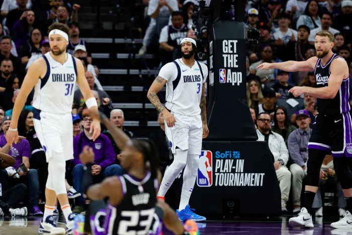 達(dá)拉斯小牛隊(duì)在生死戰(zhàn)中展現(xiàn)出驚人戰(zhàn)斗力，以120-106力克薩克拉門(mén)托國(guó)王隊(duì)，成功晉級(jí)入圍賽最后一輪。