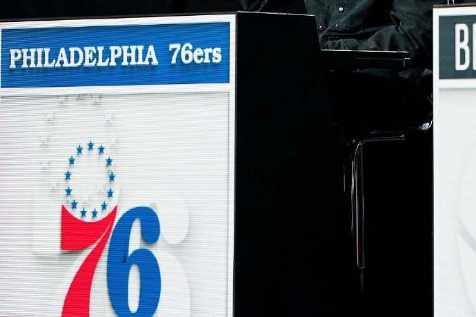 76人隊(duì)與馬刺洽談交易榜眼簽的可能性