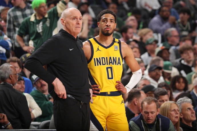 卡萊爾堅(jiān)定聲援福斯特：力挺裁判背后的信任與理解