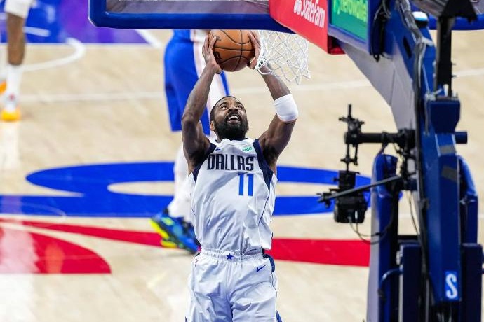 歐文跳出球員選項(xiàng)，3 年 1.19 億美元續(xù)約獨(dú)行俠