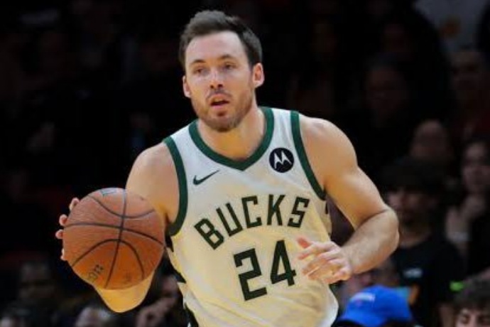 康諾頓深情告別雄鹿：七年征程，感恩與展望