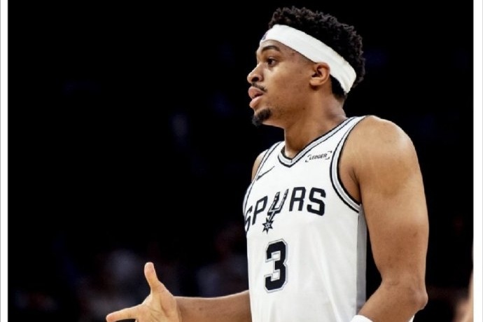 馬刺官宣：凱爾登·約翰遜新賽季換回3號球衣，上賽季曾為保羅讓號改穿0號