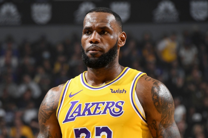 巨星爭(zhēng)奪戰(zhàn)提前打響：詹姆斯領(lǐng)銜超巨扎堆，湖人手握5400萬(wàn)空間