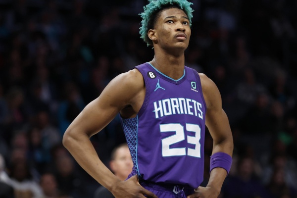 湖人再出招！訓(xùn)練營(yíng)合同鎖定彈簧人凱-瓊斯，內(nèi)線補(bǔ)強(qiáng)瞄準(zhǔn)天賦與潛力