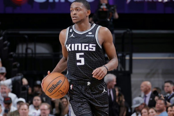 馬刺豪擲2.29億續(xù)約?？怂梗耗鎰荻鵀榈暮蕾€，還是復(fù)興藍(lán)圖的基石？