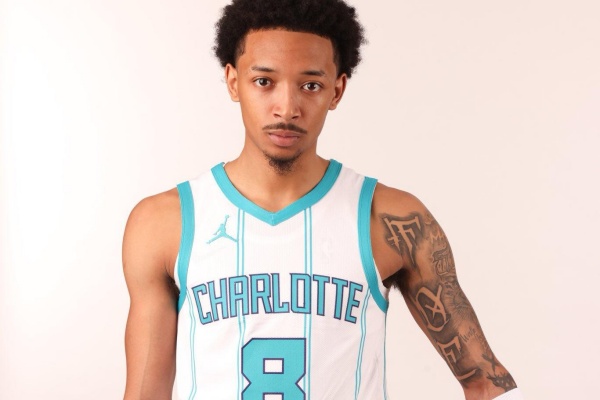 12小時(shí)閃電入隊(duì)！小尼克-史密斯曬湖人定妝照，雙向合同暗藏救贖與博弈